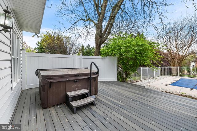 360 DEW DROP RD, York, PA 17402