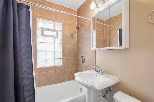 2113 S 59th STREET, West Allis, WI 53219