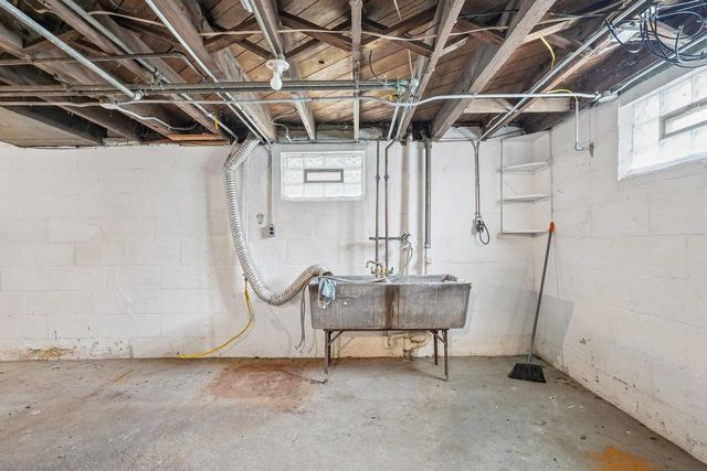 2113 S 59th STREET, West Allis, WI 53219