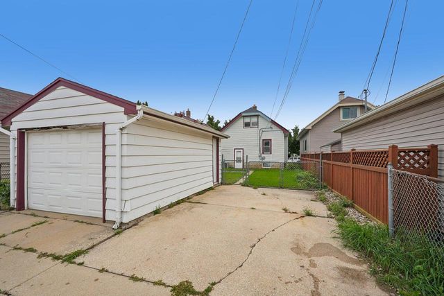 2113 S 59th STREET, West Allis, WI 53219