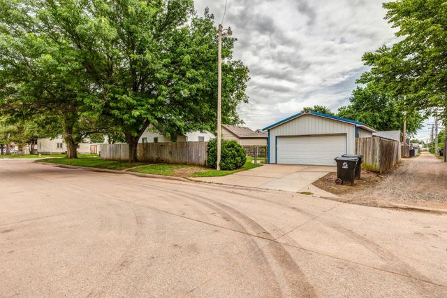 919 N 10th, Salina, KS 67401