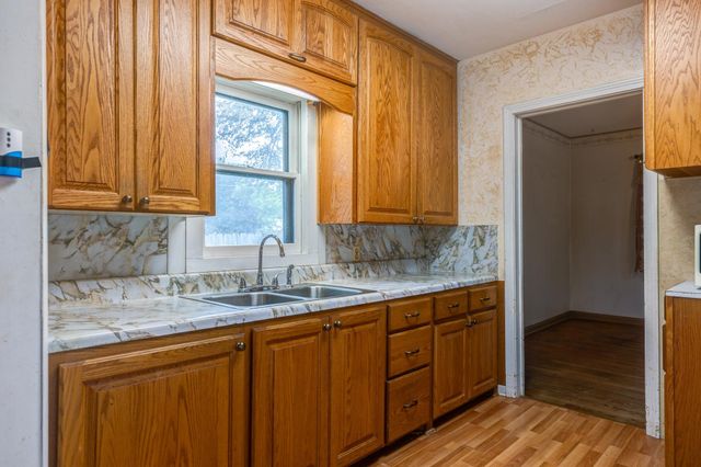 919 N 10th, Salina, KS 67401