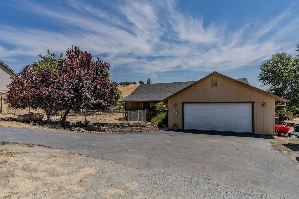 4260 Lakeview Dr, Ione, CA 95640