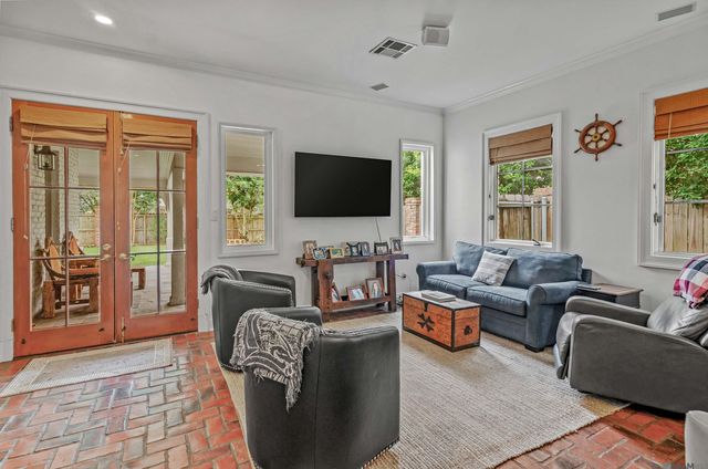 18934 E Pinnacle Cir, Saint George, LA 70810