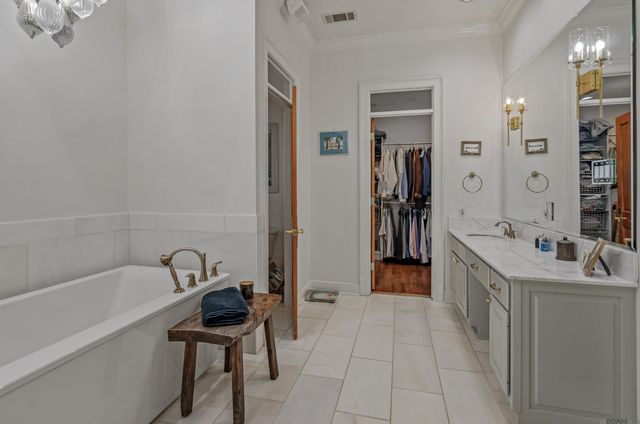 18934 E Pinnacle Cir, Saint George, LA 70810