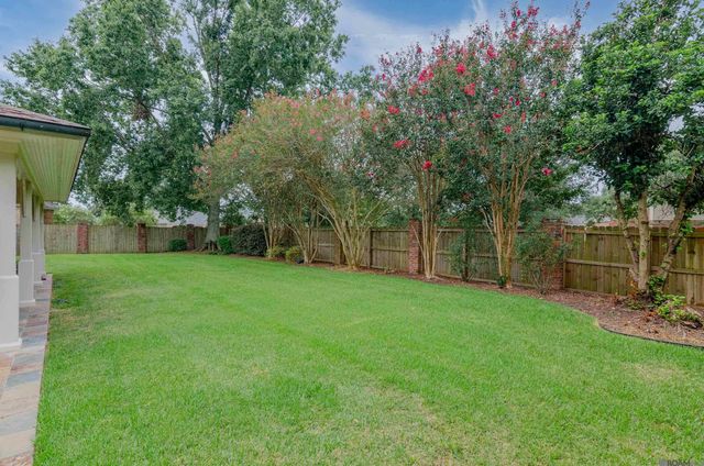 18934 E Pinnacle Cir, Saint George, LA 70810