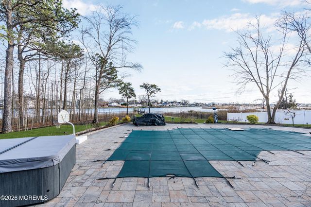 107 Waters Edge Court, Brick, NJ 08724