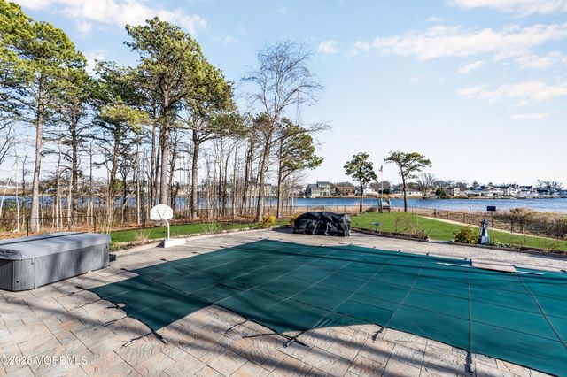 107 Waters Edge Court, Brick, NJ 08724