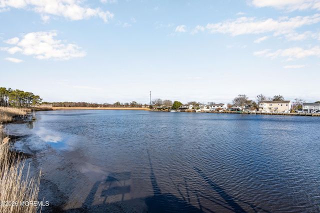 107 Waters Edge Court, Brick, NJ 08724