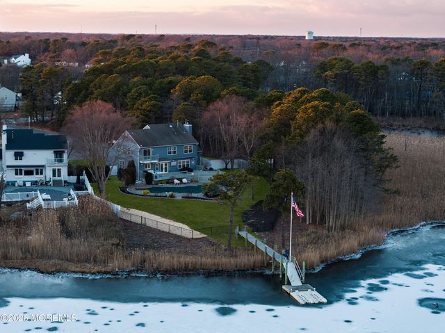 107 Waters Edge Court, Brick, NJ 08724