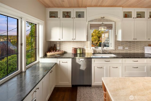 2556 1st Avenue N, Seattle, WA 98109
