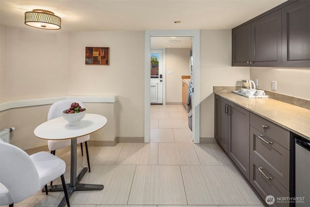 2556 1st Avenue N, Seattle, WA 98109