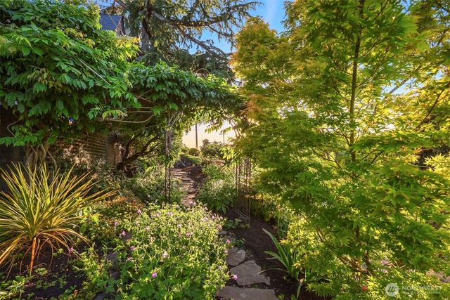 2556 1st Avenue N, Seattle, WA 98109