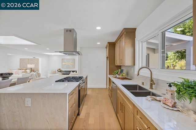 8 Ramona Dr, Orinda, CA 94563