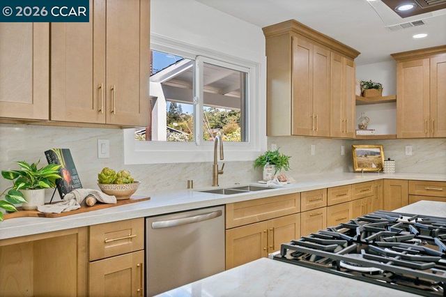 8 Ramona Dr, Orinda, CA 94563