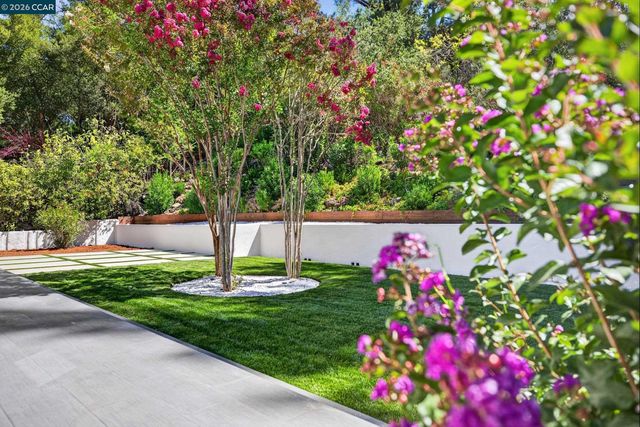 8 Ramona Dr, Orinda, CA 94563