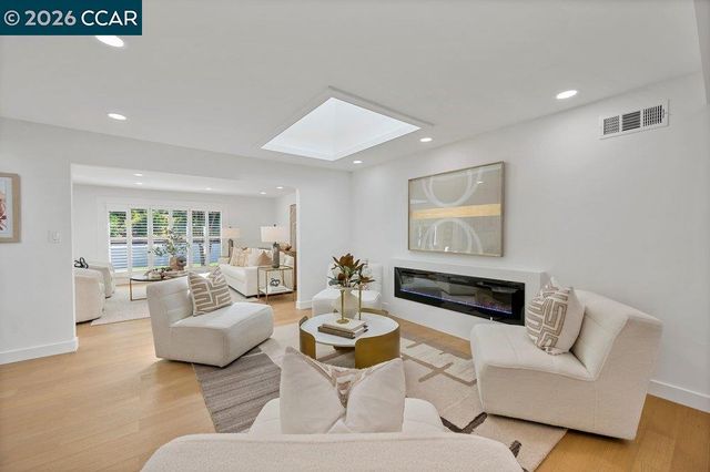 8 Ramona Dr, Orinda, CA 94563