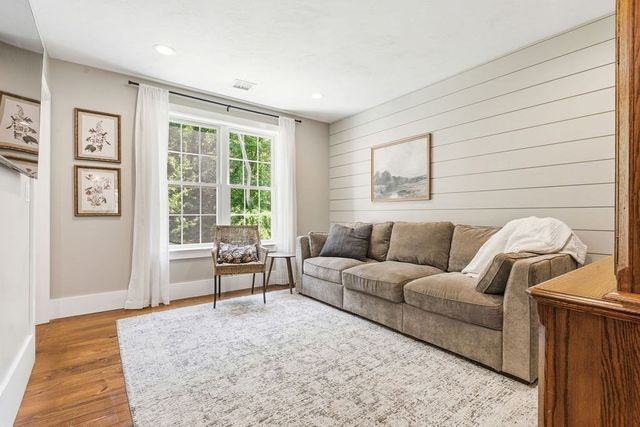 40 Kinsley Ln, Mendon, MA 01756