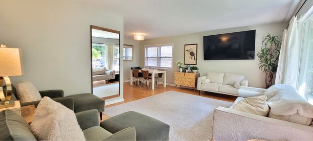 6870 N WILDWOOD Avenue, Chicago, IL 60646