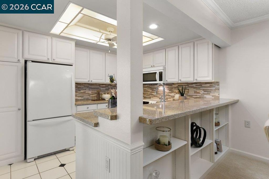 Image 7 of property listing at 2057 Golden Rain Rd 8, Walnut Creek, CA 94595