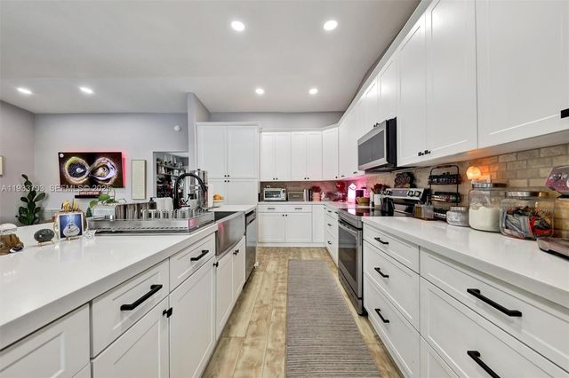 8519 Ramblewood Dr, Coral Springs, FL 33071