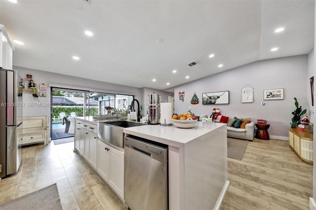 8519 Ramblewood Dr, Coral Springs, FL 33071