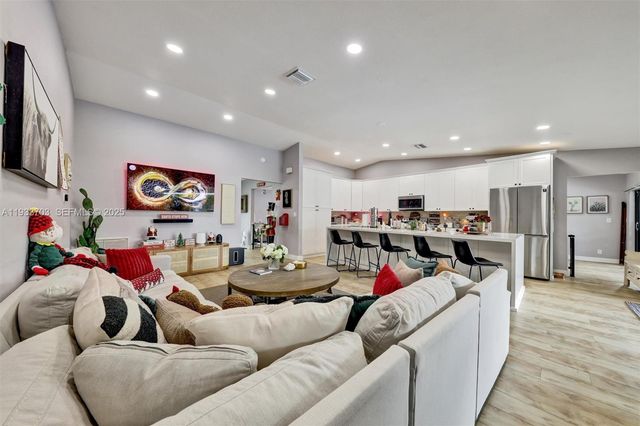 8519 Ramblewood Dr, Coral Springs, FL 33071