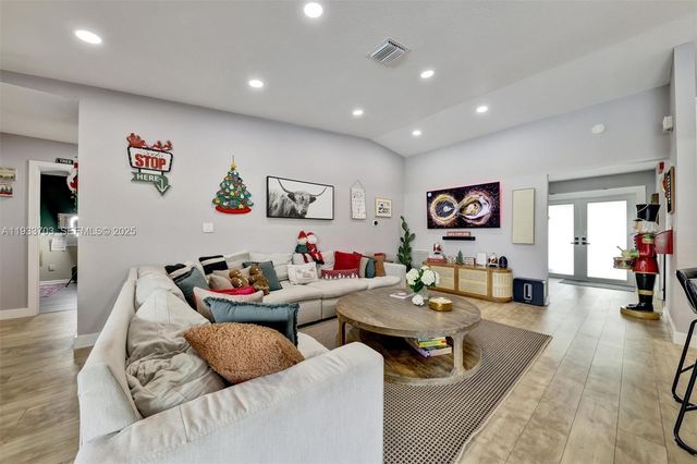 8519 Ramblewood Dr, Coral Springs, FL 33071