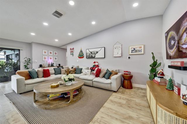 8519 Ramblewood Dr, Coral Springs, FL 33071