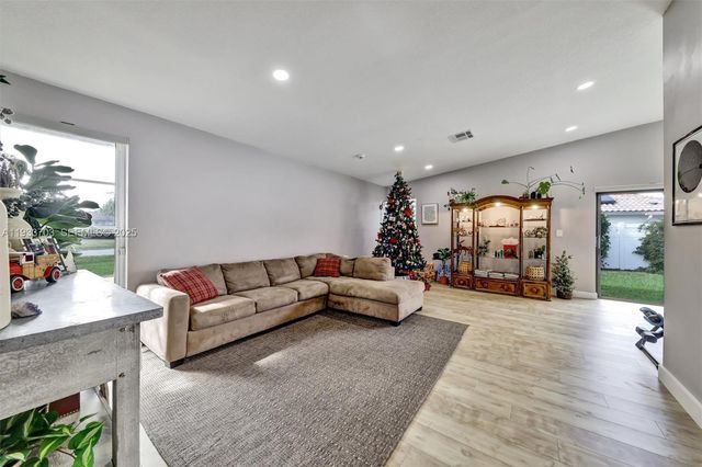 8519 Ramblewood Dr, Coral Springs, FL 33071