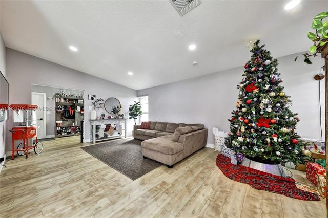 8519 Ramblewood Dr, Coral Springs, FL 33071