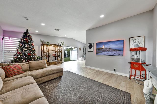 8519 Ramblewood Dr, Coral Springs, FL 33071