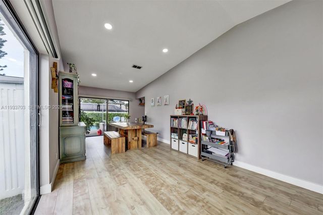 8519 Ramblewood Dr, Coral Springs, FL 33071