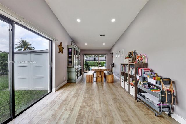 8519 Ramblewood Dr, Coral Springs, FL 33071