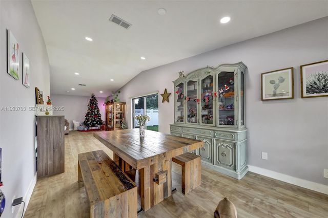 8519 Ramblewood Dr, Coral Springs, FL 33071