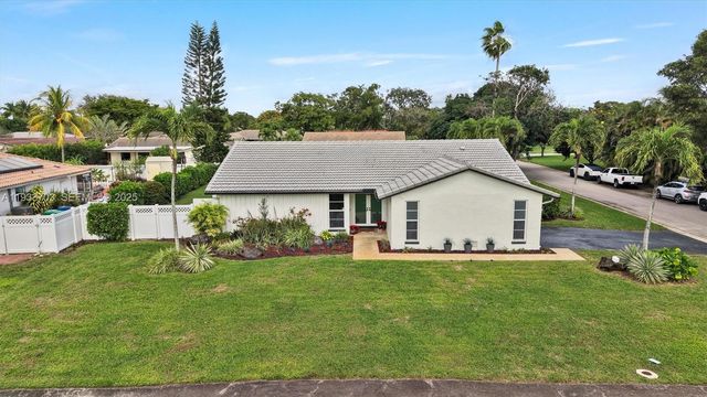 8519 Ramblewood Dr, Coral Springs, FL 33071