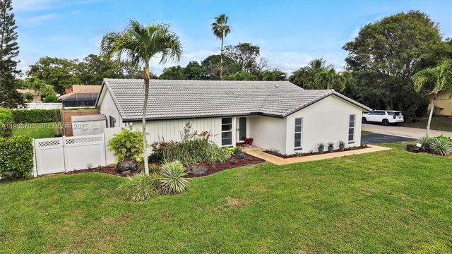 8519 Ramblewood Dr, Coral Springs, FL 33071