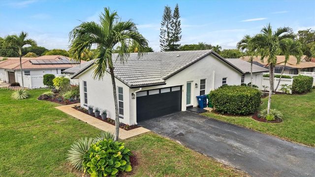 8519 Ramblewood Dr, Coral Springs, FL 33071