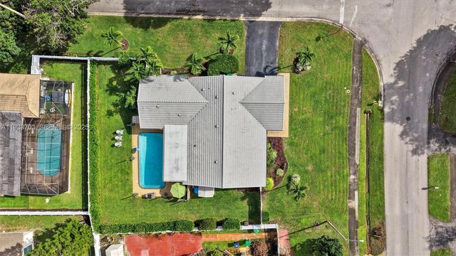 8519 Ramblewood Dr, Coral Springs, FL 33071