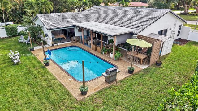 8519 Ramblewood Dr, Coral Springs, FL 33071