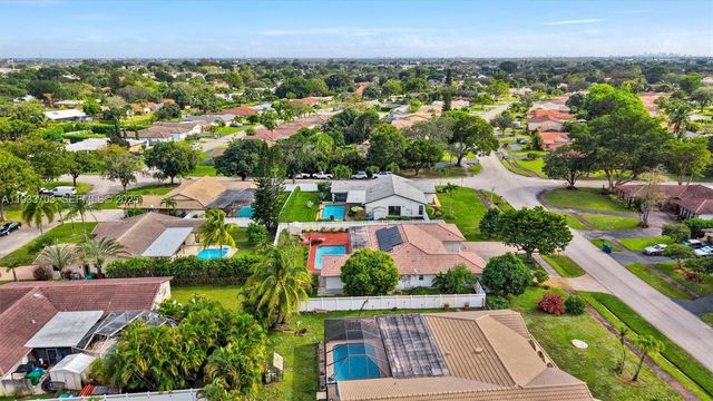 8519 Ramblewood Dr, Coral Springs, FL 33071