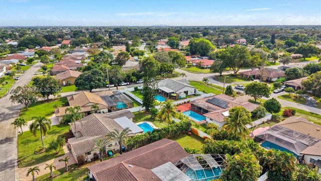 8519 Ramblewood Dr, Coral Springs, FL 33071