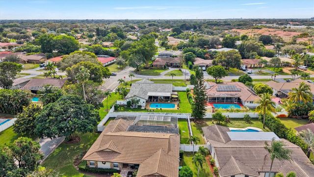 8519 Ramblewood Dr, Coral Springs, FL 33071