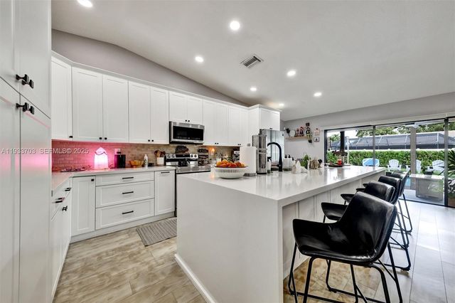 8519 Ramblewood Dr, Coral Springs, FL 33071