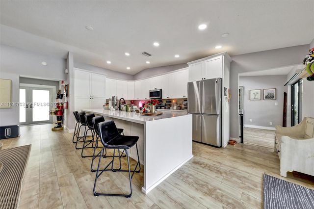 8519 Ramblewood Dr, Coral Springs, FL 33071