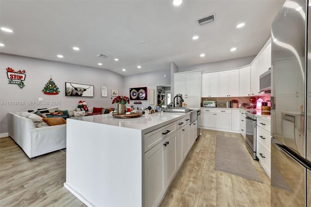 8519 Ramblewood Dr, Coral Springs, FL 33071