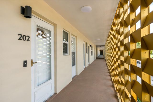 3050 NE 16th Avenue 202, Oakland Park, FL 33334