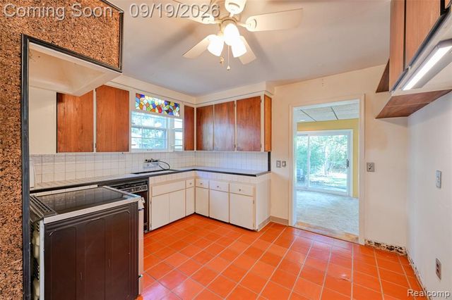 1046 Oakridge Avenue, Royal Oak, MI 48067