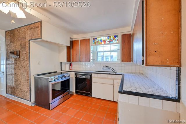 1046 Oakridge Avenue, Royal Oak, MI 48067