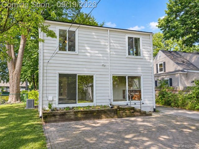 1046 Oakridge Avenue, Royal Oak, MI 48067